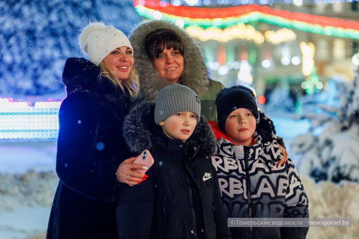 Зимний вечер на главной площади Гомеля собрал семьи