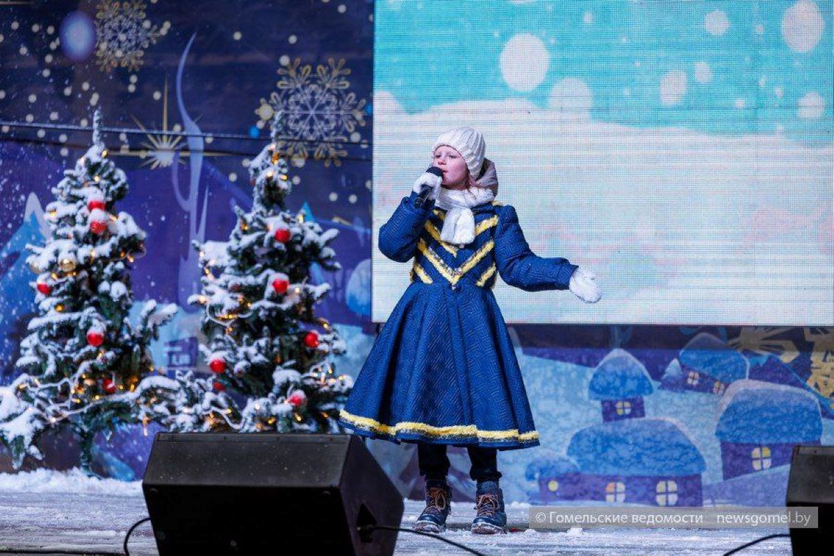 Зимний вечер на главной площади Гомеля собрал семьи