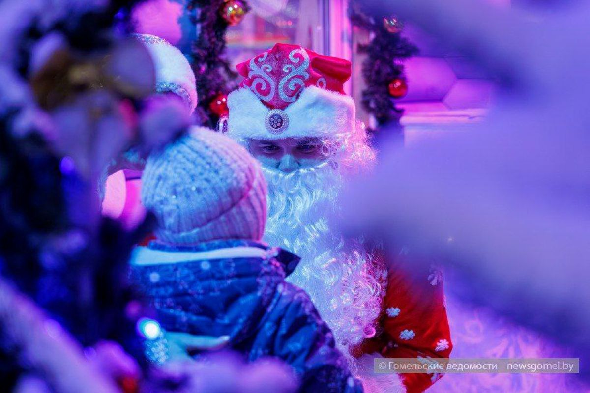 Зимний вечер на главной площади Гомеля собрал семьи