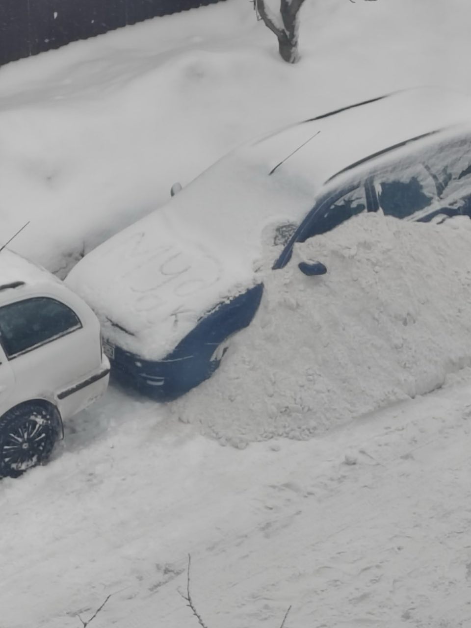Парковка с продолжением: машину засыпали снегом