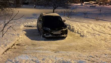 Настоящая боль автовладельцев Гомеля: кто чистит парковки