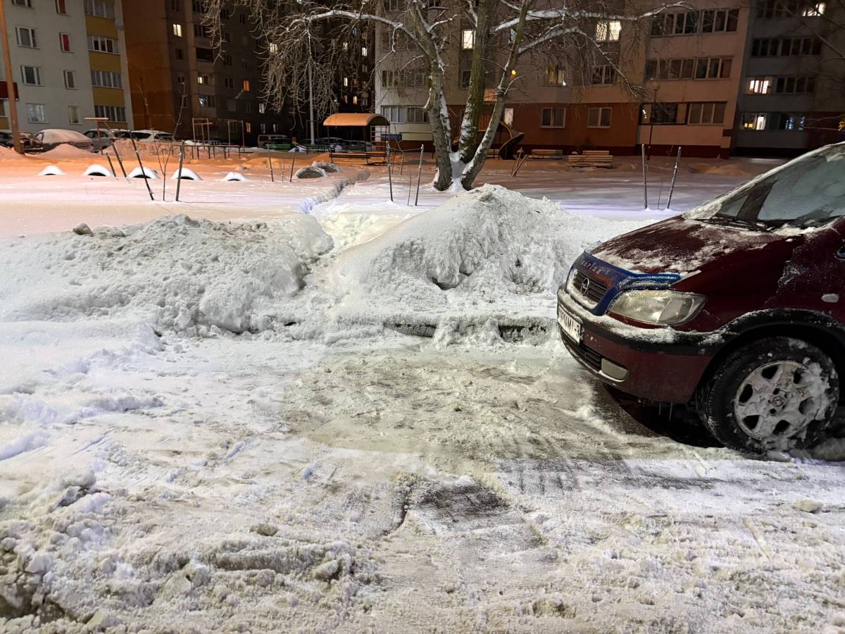 пространство за машинами завалено сугробами