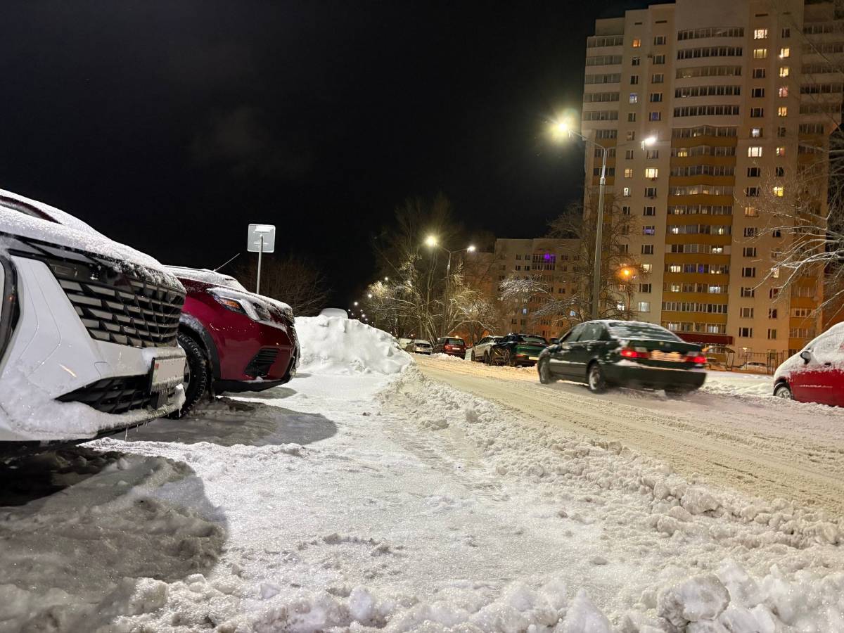 водители внимательно высматривали свободные участки
