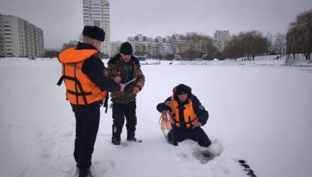 Рыбалка со штрафом: за выход на лёд без жилета в Беларуси могут арестовать