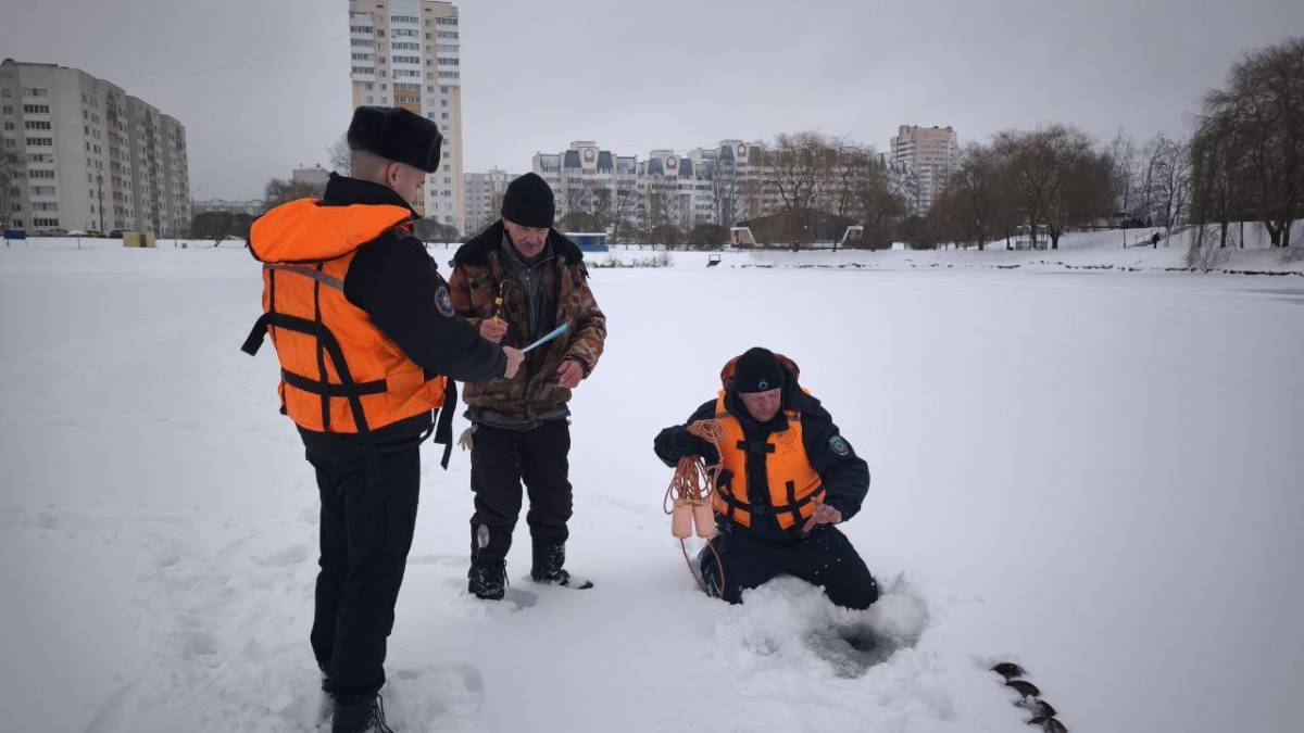 Рыбалка со штрафом: за выход на лёд без жилета в Беларуси могут арестовать