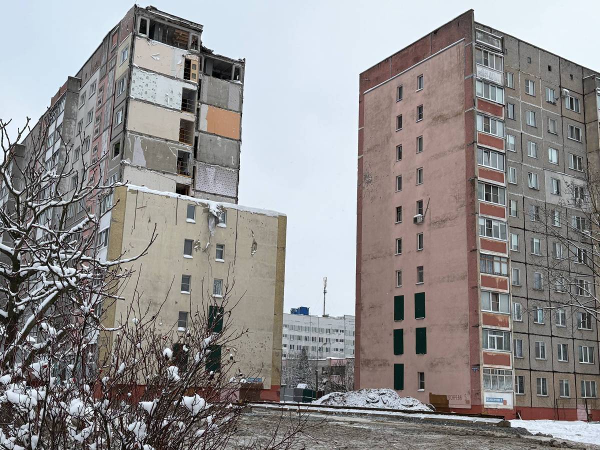 На Кирова, 3 в Гомеле начали монтаж башенного крана