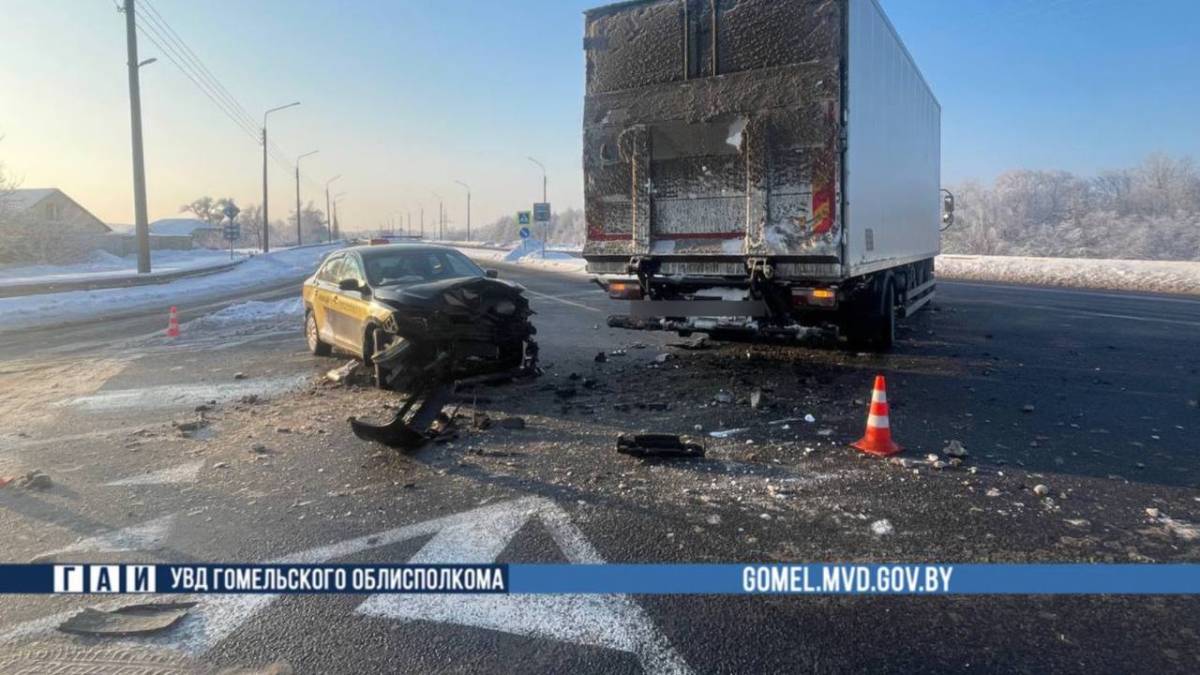 Столкновение с такси: пострадала пассажирка