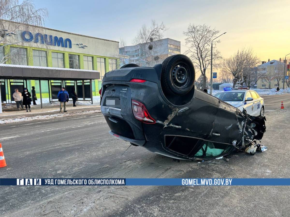 В результате столкновения женщина-водитель была госпитализирована.