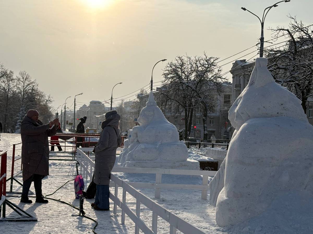 Снежный городок уже стал популярным местом для прогулок.