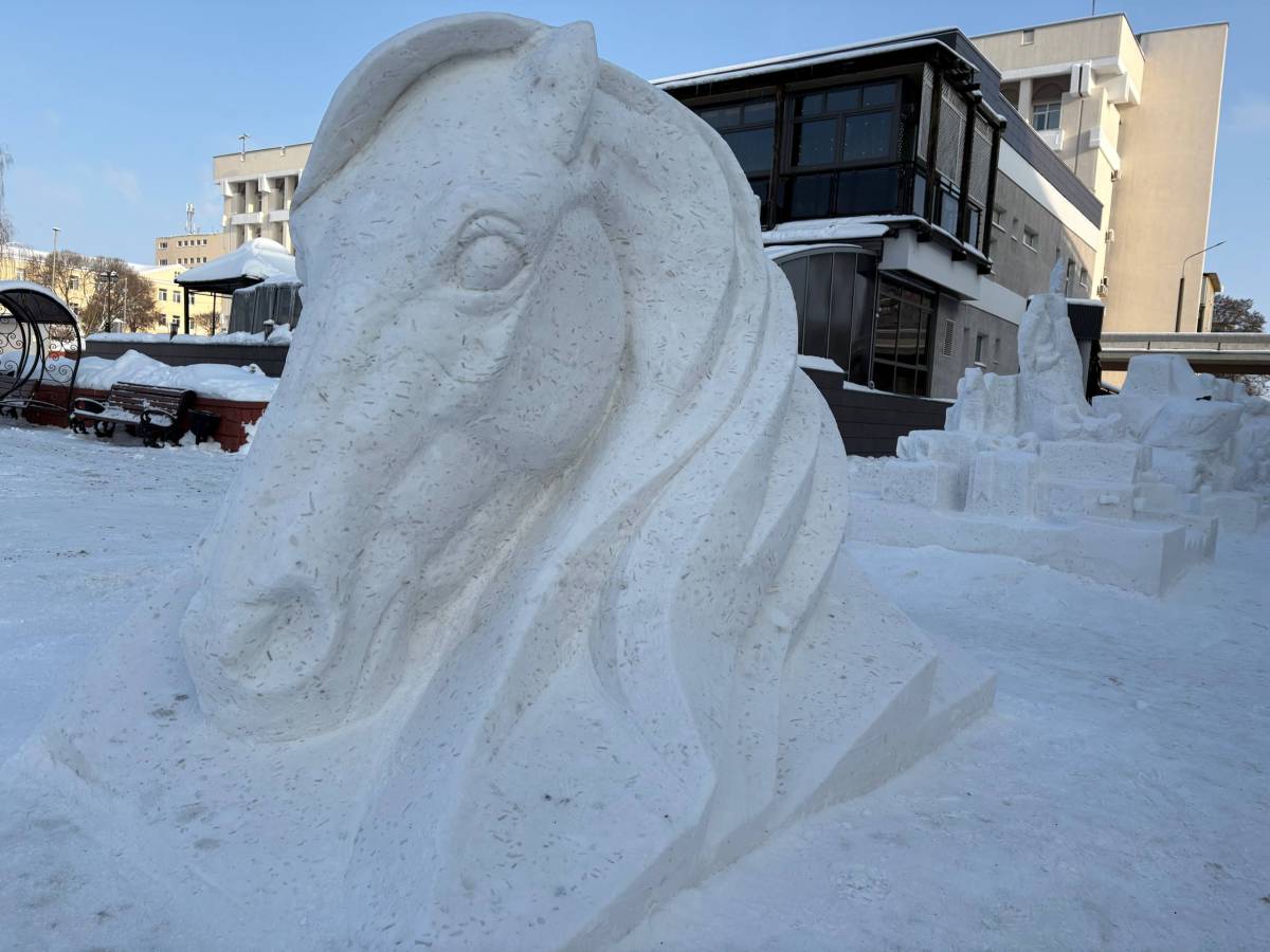 композиции выглядят монументально