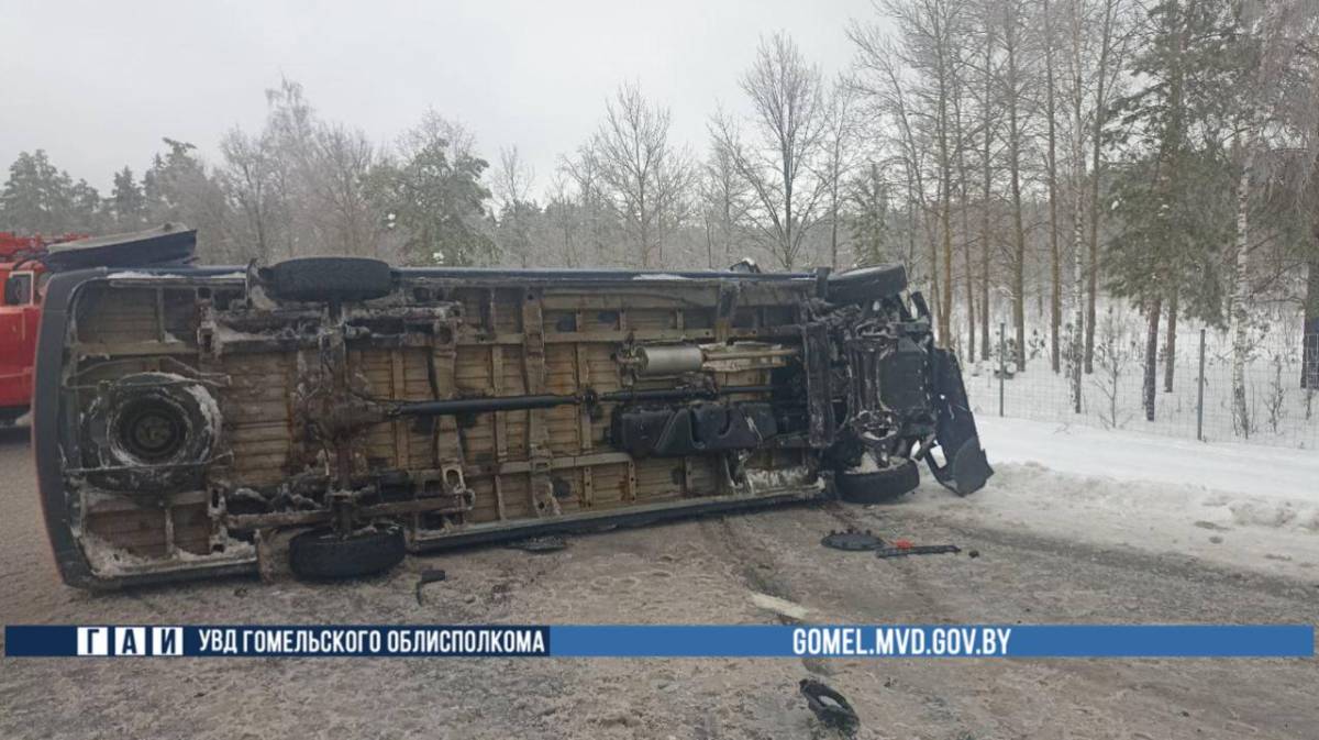 Автомобиль опрокинулся после потери управления