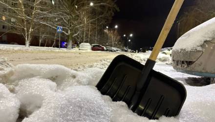 Должны ли гомельчане убирать снег вокруг своих машин: разъяснение суда