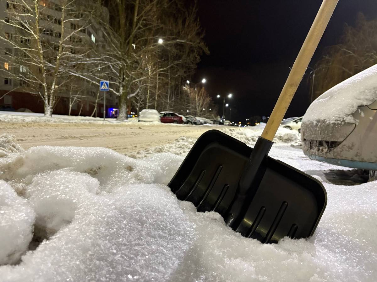 Должны ли гомельчане убирать снег вокруг своих машин: разъяснение суда