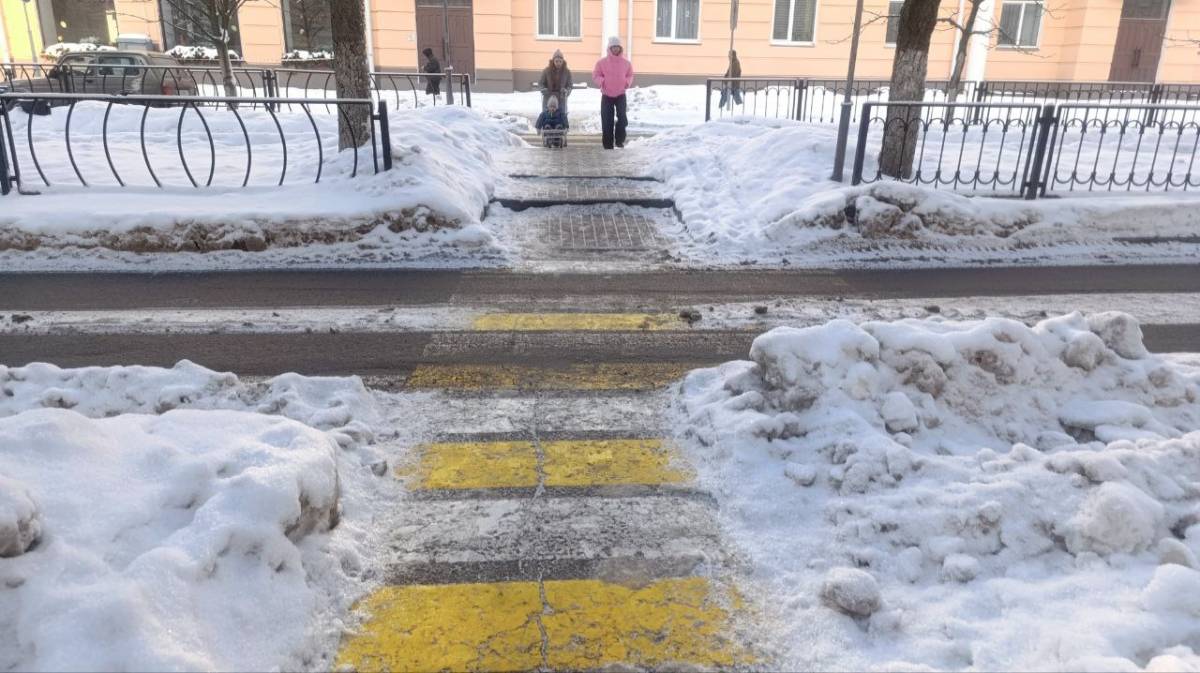 Почему в Гомеле на желто-белой зебре так скользко? Причем не только зимой