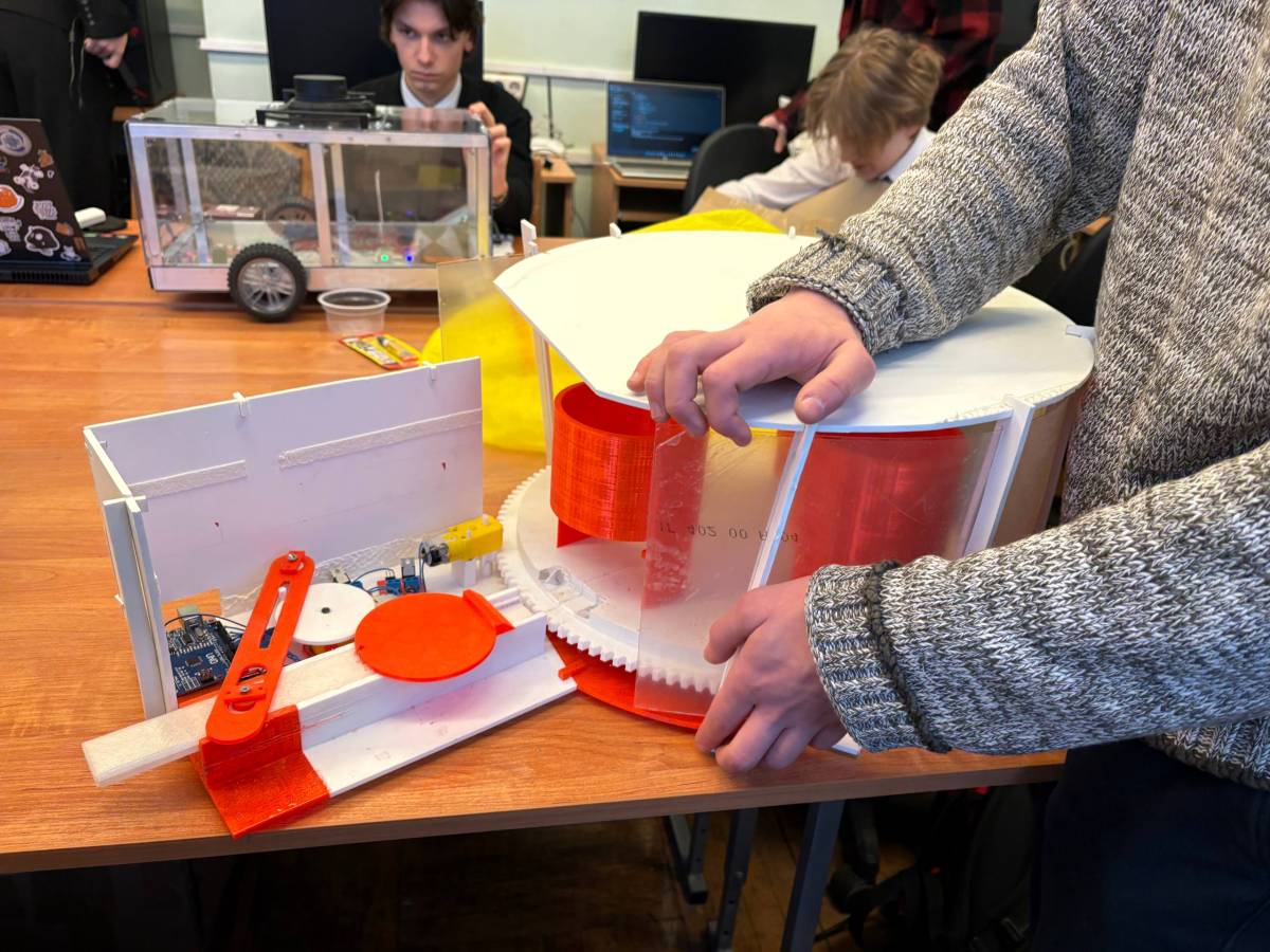 работает над вендинговым автоматом нового типа