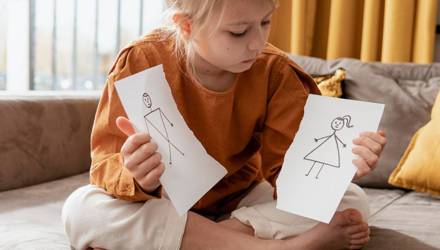 Мать тратила детские пособия на алкоголь: суд ограничил её в дееспособности