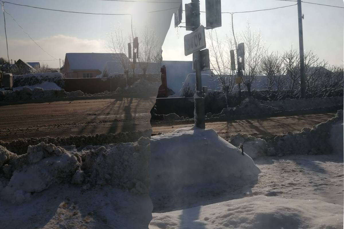 Снег на переходе: гомельчане жалуются на уборку