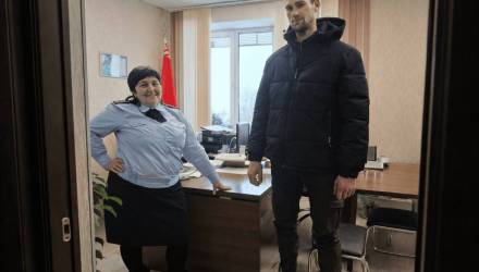 Дотянуться до должника: великан из Хойников оплатил долг