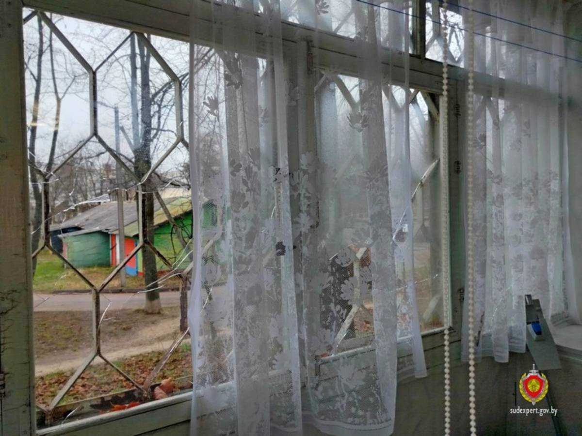 Бутылки разбили окна квартиры