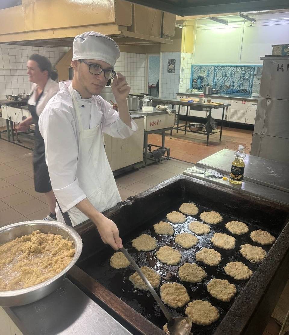 Аромат жареного картофеля быстро наполнил коридоры колледжа