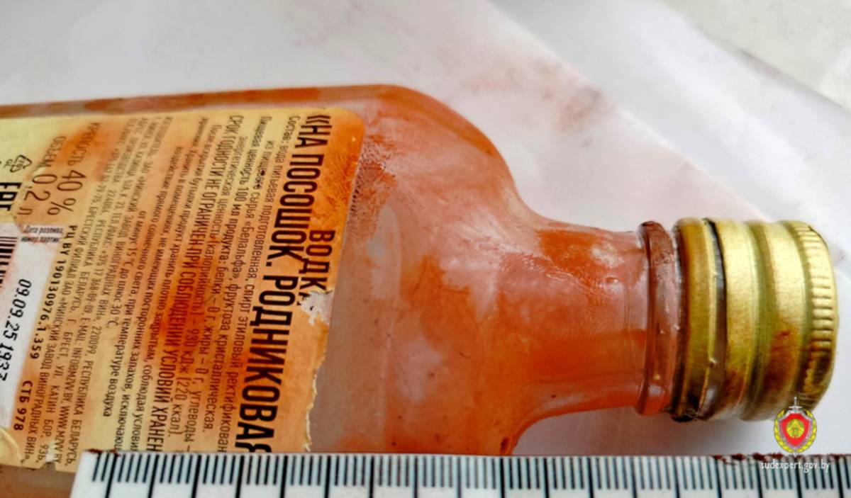 На одной из бутылок специалисты выявили след пальца руки и изъяли его для проверки