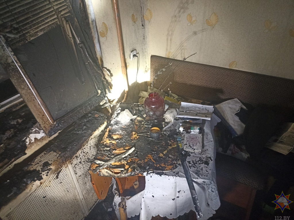 Во время проведения разведки в задымлённой квартире спасатели обнаружили собственника жилья