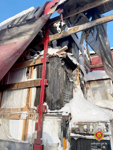 Рядом находилась бытовая техника, упакованная в картонные коробки — горючий материал способствовал быстрому распространению огня.