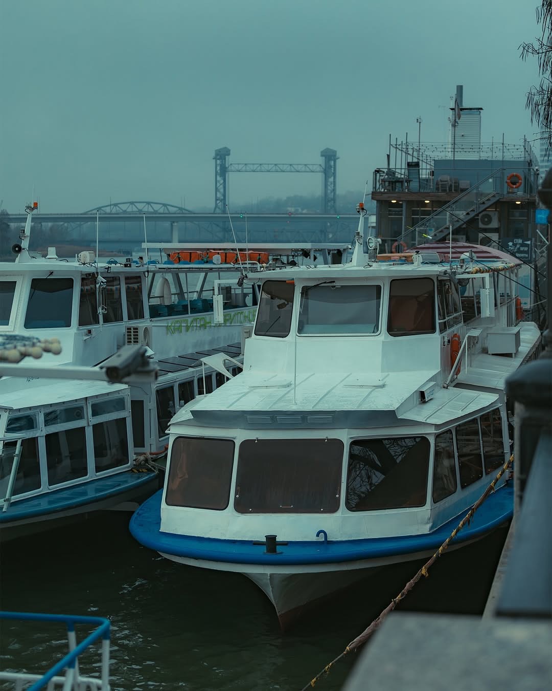 ограждения набережной и прогулочный катер, который не используется в Гомеле