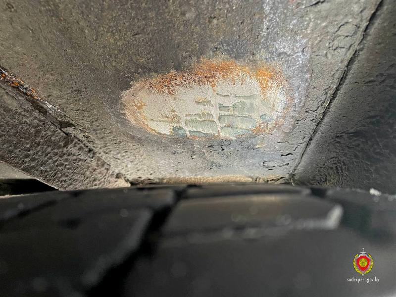 В зоне над колёсными нишами эксперт выявил локальные следы механического износа