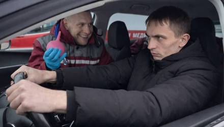 Не уступил скорой — увидел клизму: вирусное видео из Беларуси