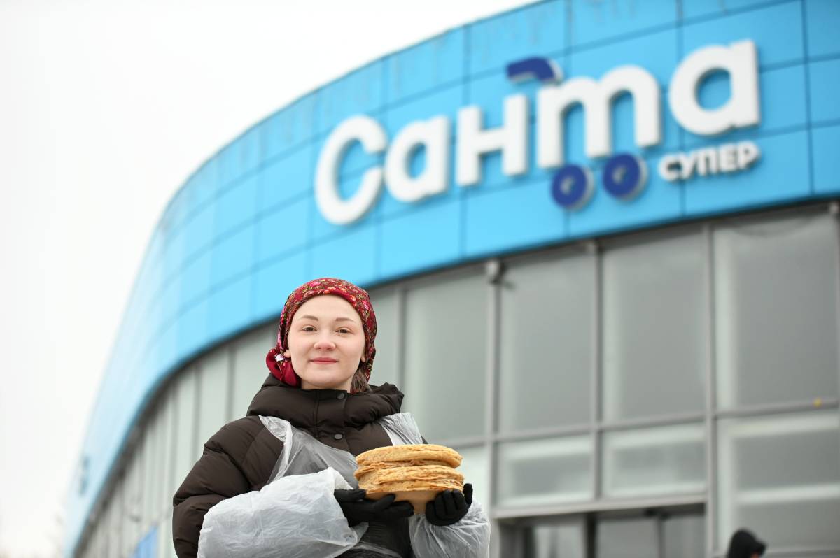 В Гомеле Масленицу отмечали на площадке у магазина «Санта» на улице Чечерской, 1Б.