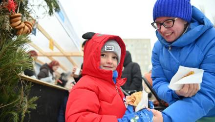 В Беларуси раздали более 10 000 блинов с икрой. Смотрим, как это было в Гомеле