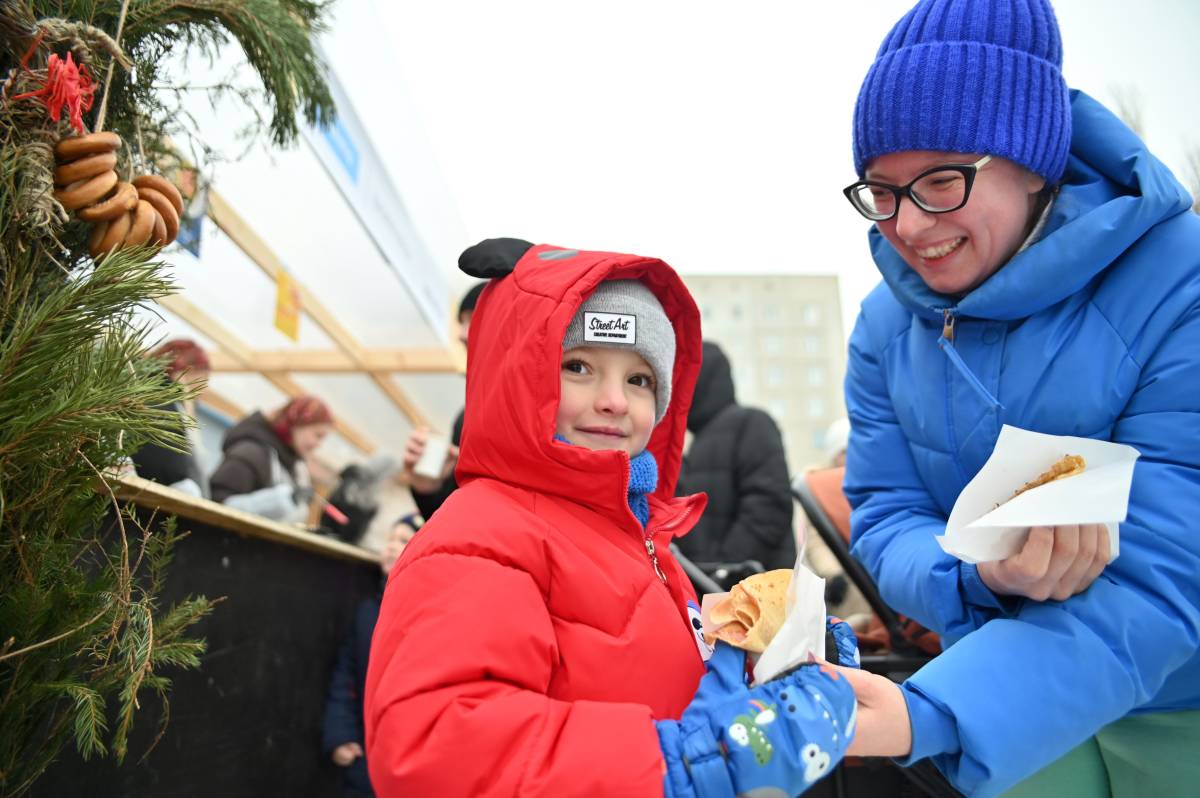 В Беларуси раздали более 10 000 блинов с икрой. Смотрим, как это было в Гомеле