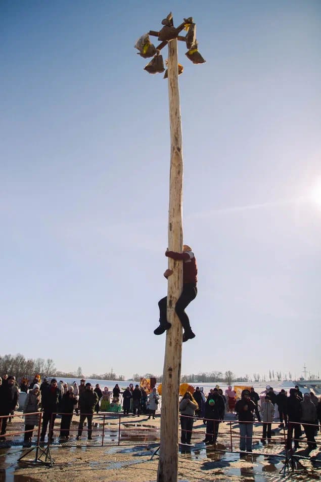 На набережной реки Сож в Гомеле прошли масленичные гуляния - столб