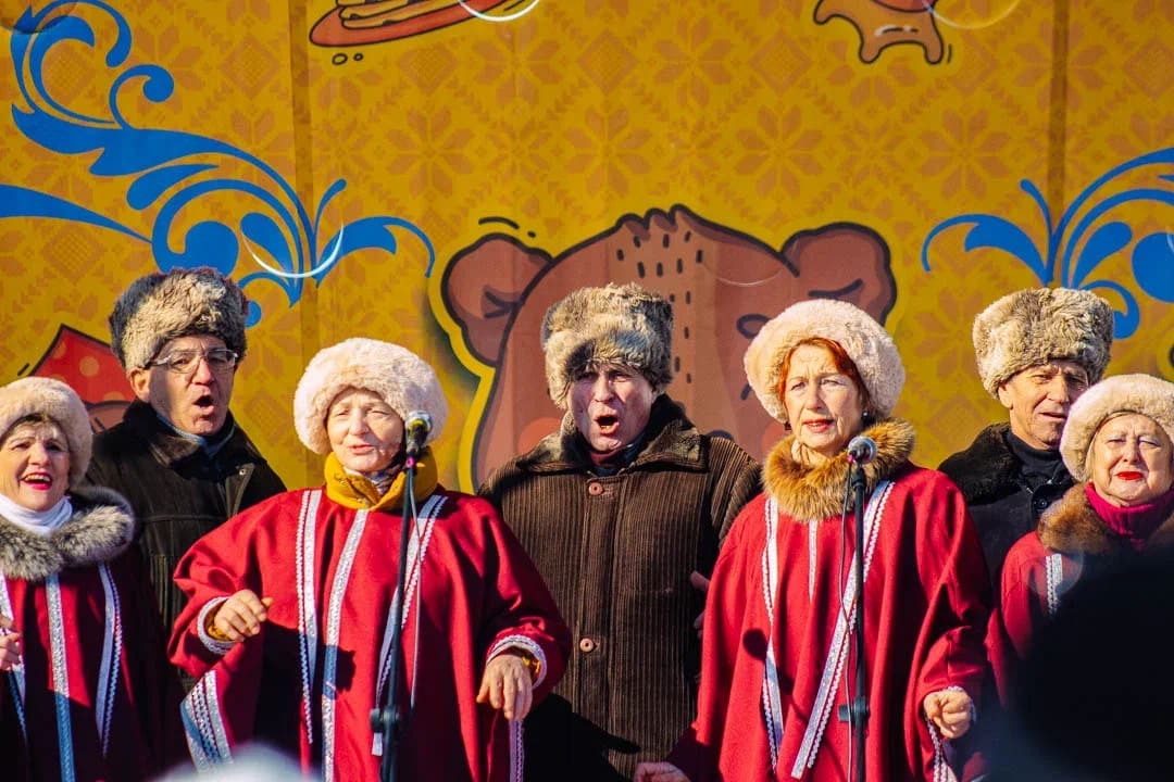 На набережной реки Сож в Гомеле прошли масленичные гуляния - народные песни