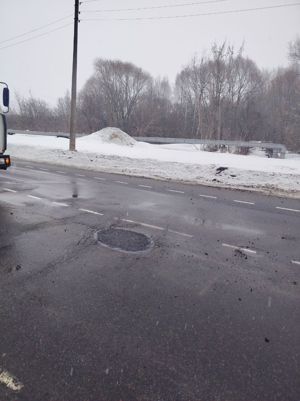 Стоит отметить, что яму на улице Лепешинского уже устранили