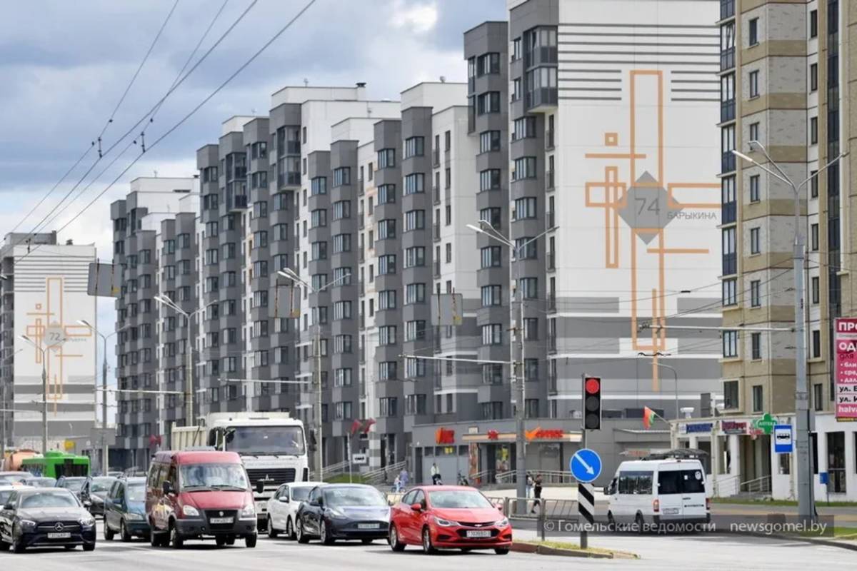 Цветовое решение для уже построенных длинных восьмисекционных домов выбрано сдержанным