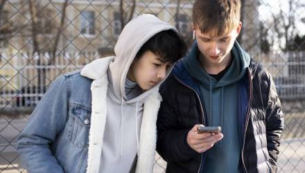 Прокуратура Малоритского района поддержала государственное обвинение по делу 16-летнего подростка, который похитил с банковской карты более 7 тыс. рублей и использовал деньги для покупки подарков пользователям TikTok.