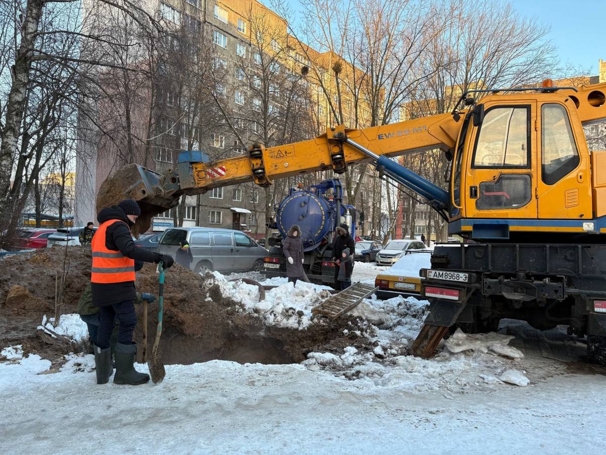 В Гомеле на улице Свиридова из-за порыва трубы отключили холодную воду