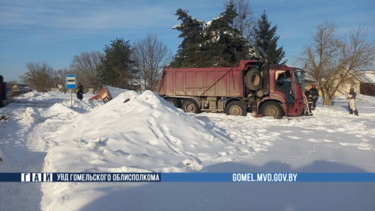 «МАЗ», двигаясь со стороны Гомеля, не справился с управлением и совершил наезд на остановку общественного транспорта «Деревня Осовцы»