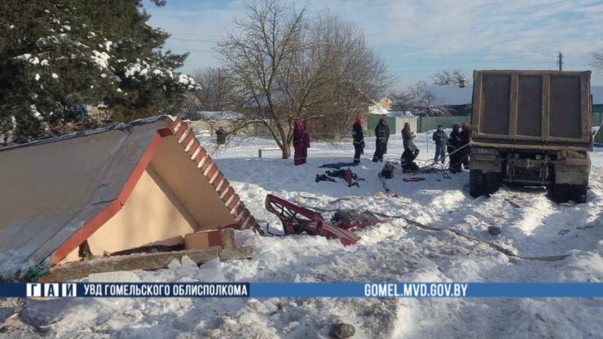 Грузовик протаранил остановку под Гомелем — водитель в больнице