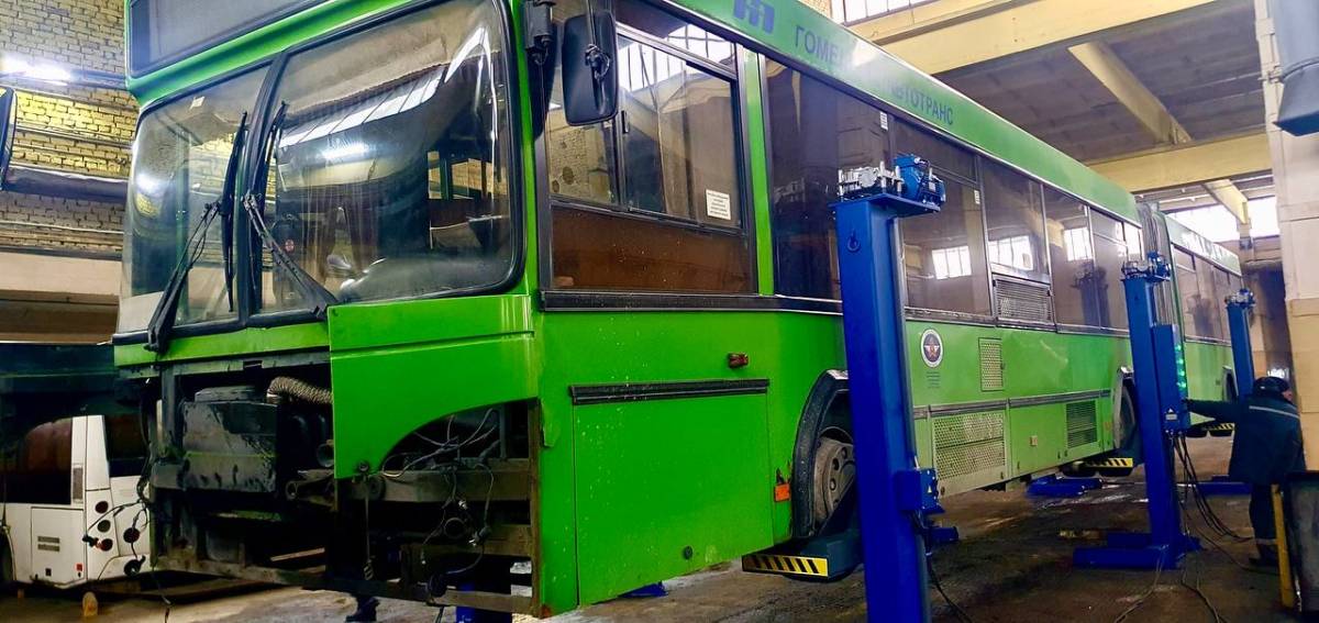В «Автобусном парке №1» Гомеля ввели в эксплуатацию передвижной подъемник для автобусов.