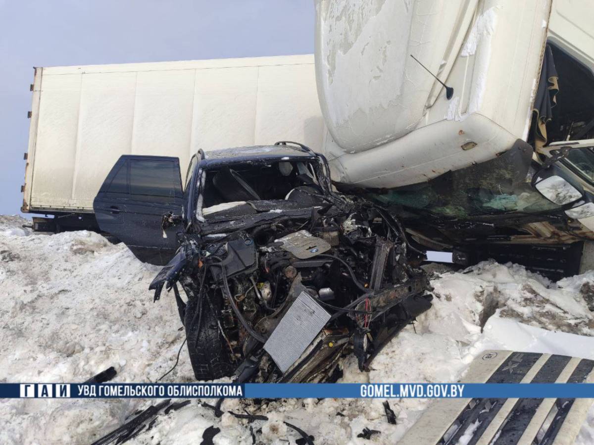 Грузовик ушёл в неуправляемый занос, выехал на полосу встречного движения и столкнулся с автомобилем BMW