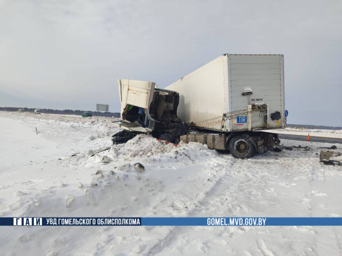 Фура выехала на встречную полосу на трассе М-10