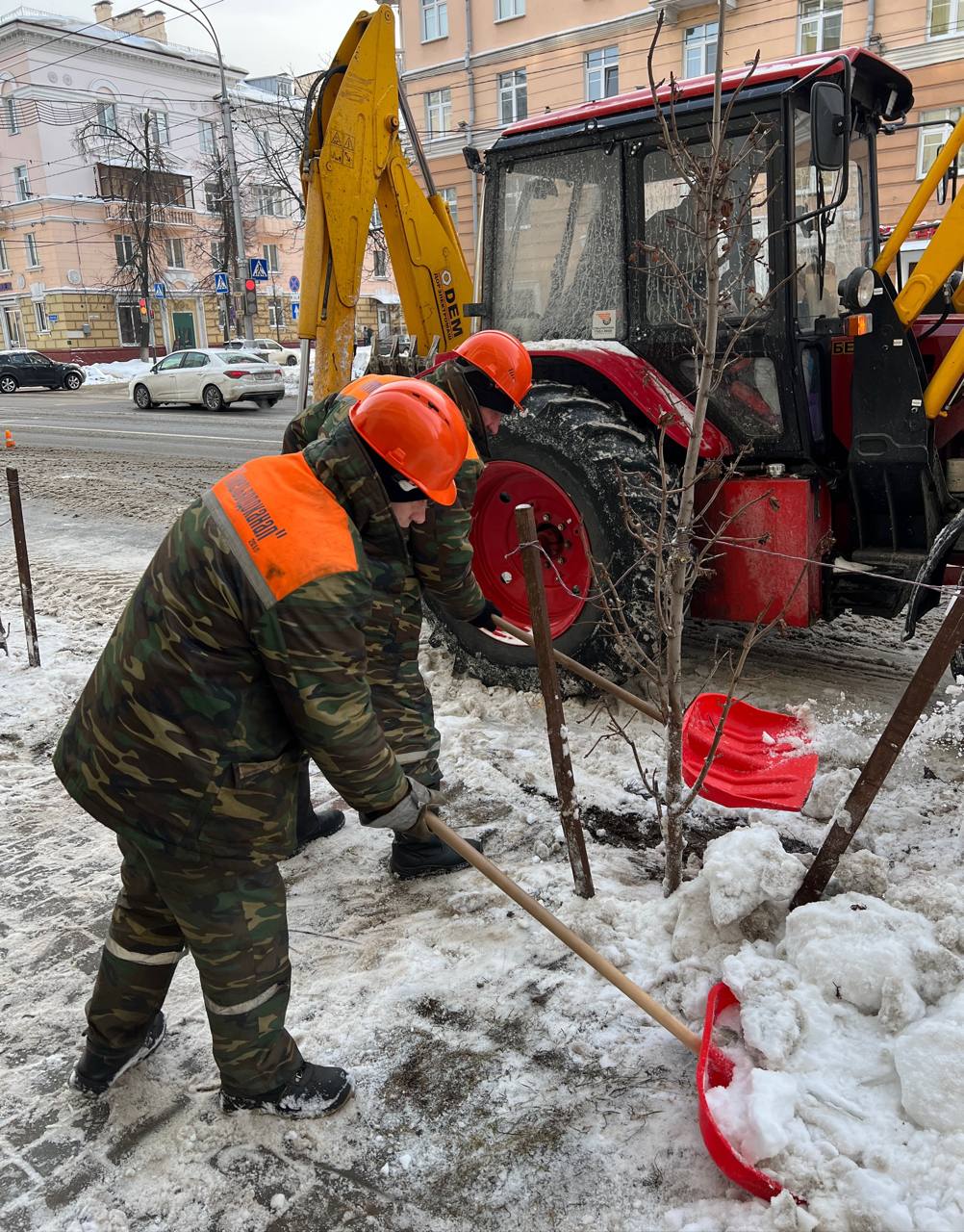 Работники «Гомельводоканал» убирают снег