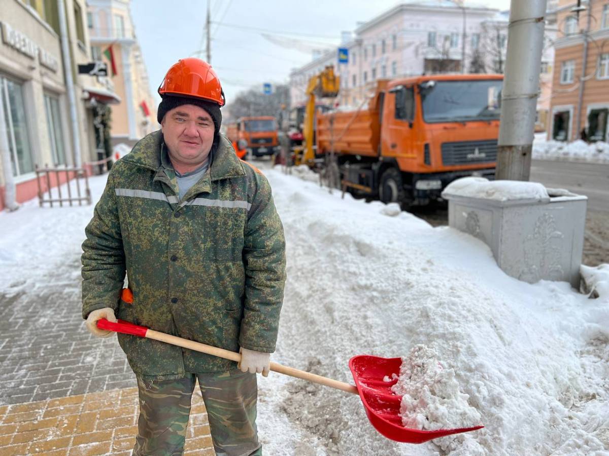 Фотофакт: «Гомельводоканал» вышел на уборку снега на проспекте Ленина