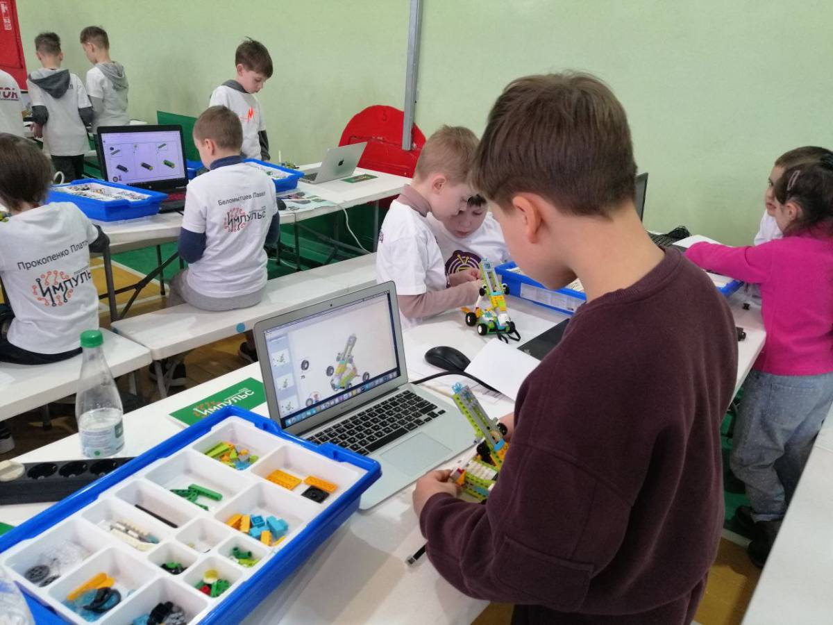 С самого утра университет принимает школьников и студентов из разных городов страны