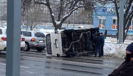 На улице Ефремова в Гомеле перевернулся автомобиль