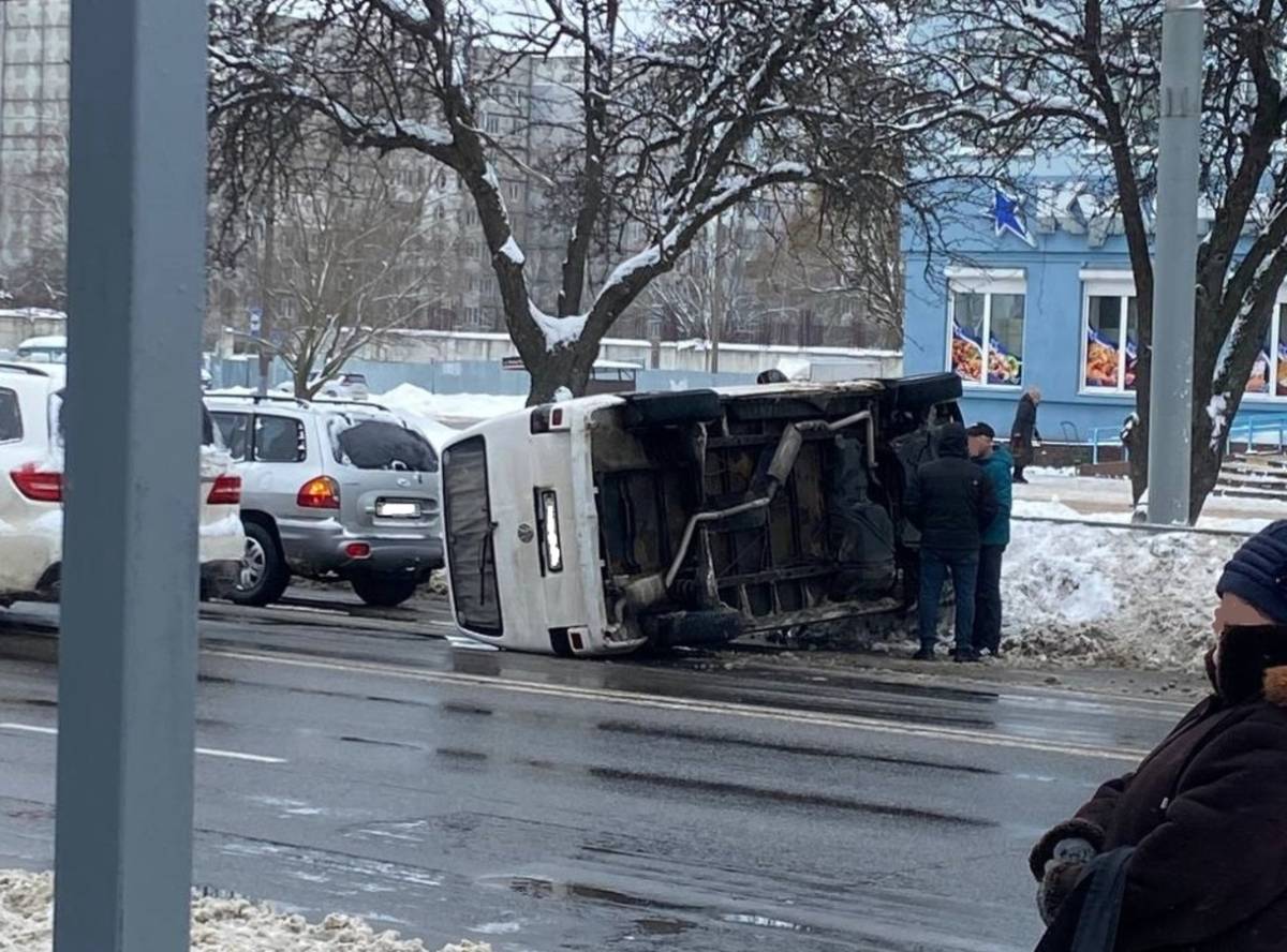 На улице Ефремова в Гомеле перевернулся автомобиль