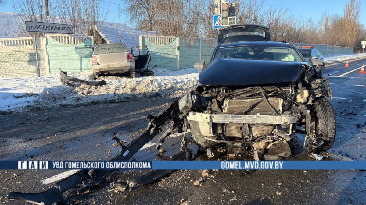 В результате ДТП задняя пассажирская дверь автомобиля «Фольксваген» открылась, из салона выпала 37-летняя женщина